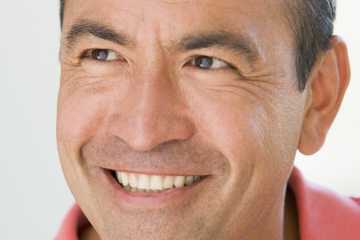 Ein sympathischer Mann mittleren Alters lässt sich im 3Med Zentrum Bern diskret über die PelviPower Beckenboden-Therapie beraten.